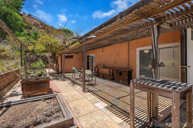 8402 Sugarman Dr, La Jolla CA: https://media.crmls.org/mediaz/22ec5321-fa32-432d-935f-7e5ac67266d0.jpg