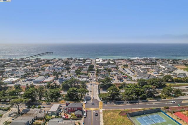 400 Paloma Ave, Pacifica CA: https://media.crmls.org/mediaz/22ed6992-fe4b-4dde-8335-caf785a3da3f.jpg