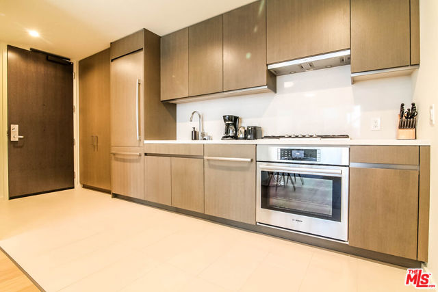 889 FRANCISCO Street, Los Angeles CA: https://media.crmls.org/mediaz/22ed6dfe-4f97-43ae-9859-225eb3841b57.jpg