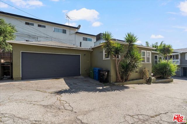 2349 Glendale Boulevard, Los Angeles CA: https://media.crmls.org/mediaz/22edb9e2-3206-408d-a927-0ea581536e33.jpg