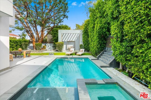 616 N FULLER Avenue, Los Angeles CA: https://media.crmls.org/mediaz/22ee1cf7-d627-4cd1-b5c6-e6656a882722.jpg