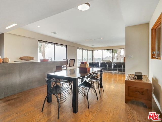 16959 Dulce Ynez Lane, Pacific Palisades CA: https://media.crmls.org/mediaz/22ee46e1-d952-4275-b1c9-b0e70a5855cd.jpg