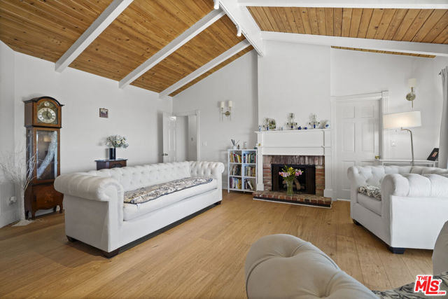 6052 Merritt Drive, Malibu CA: https://media.crmls.org/mediaz/22eea7b4-1a6e-4381-9705-1a0fbcb3954e.jpg