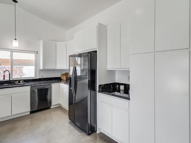 27420 Avenida Quintana, Cathedral City CA: https://media.crmls.org/mediaz/22eedd05-cba7-4fa7-a549-b5326c05263a.jpg