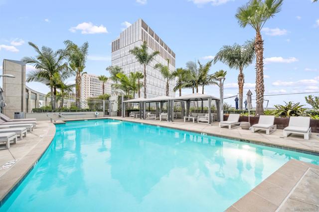 888 W E St, San Diego CA: https://media.crmls.org/mediaz/22f04740-0891-4577-b364-de769525a1c6.jpg