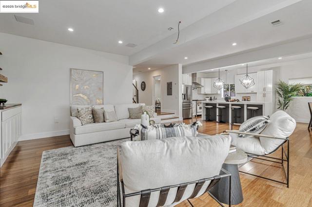 7900 Michigan Ave, Oakland CA: https://media.crmls.org/mediaz/22f1af4e-ba83-4ceb-ae16-afb002cf84c6.jpg