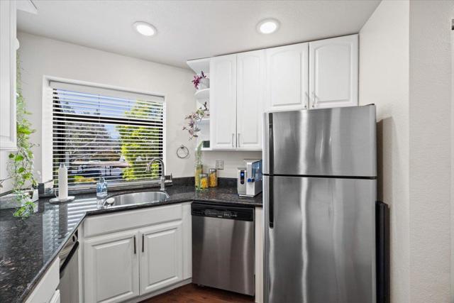 203 Shorebird Circle, Redwood City CA: https://media.crmls.org/mediaz/22f1d868-3fad-4bf8-8177-bce98db21b5c.jpg