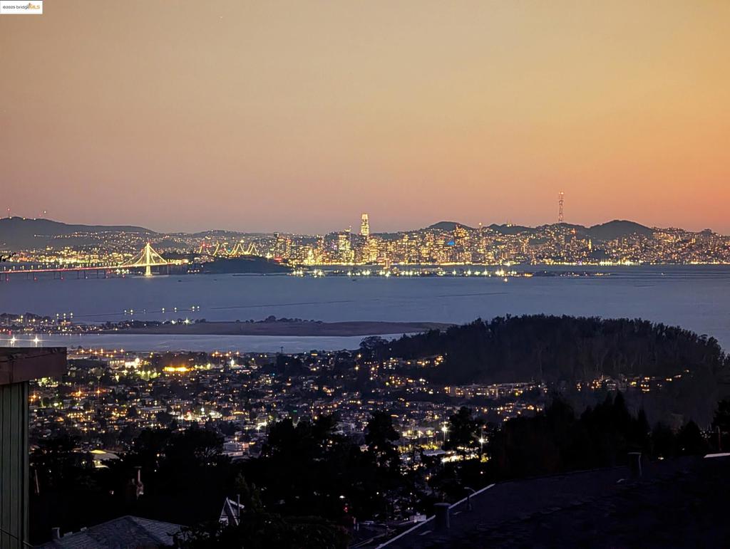 https://media.crmls.org/mediaz/22f22135-459b-429f-bb81-7a7184441c67.jpg?preset=X-Large