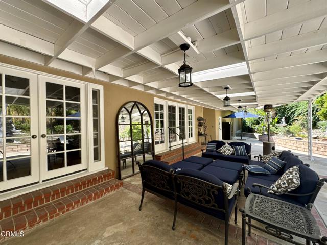 1535 Glenmont Drive, Glendale CA: https://media.crmls.org/mediaz/22f3983a-8a7b-4ac7-ab66-0fcb71828f8c.jpg