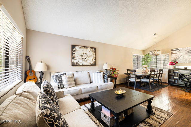 2124 Snowberry Court, Simi Valley CA: https://media.crmls.org/mediaz/22f3e379-a602-4945-bc58-6924617d8cd9.jpg