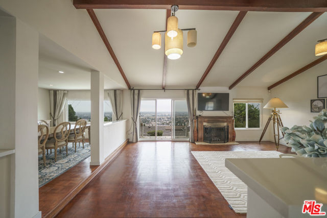 24880 Via Valmonte, Torrance CA: https://media.crmls.org/mediaz/22f5823e-91ab-40f6-a8e7-2f3f3c41275f.jpg