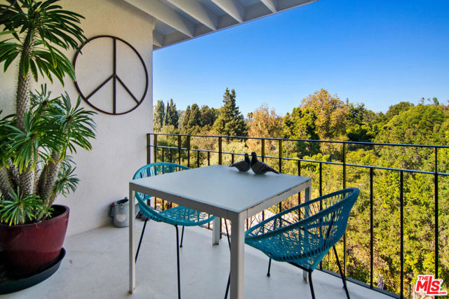 3631 Buena Park Drive, Studio City CA: https://media.crmls.org/mediaz/22f5c453-c7b3-495a-bf15-ffa16560a78b.jpg