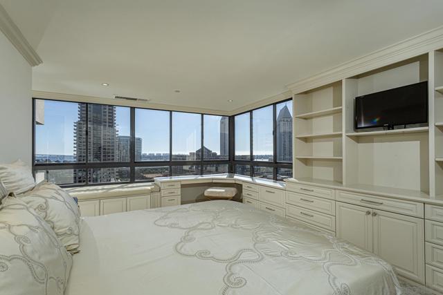 700 Front Street, San Diego CA: https://media.crmls.org/mediaz/22f5cae5-e870-4095-8bb4-91aa65956e36.jpg
