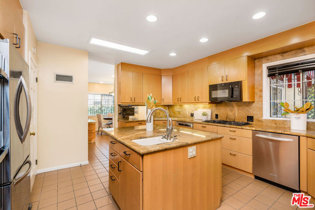 119 S Highland Avenue, Los Angeles CA: https://media.crmls.org/mediaz/22f6ede0-972a-4d93-bb04-826622493d66.jpg