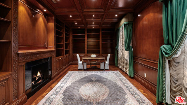 1021 N Crescent Drive, Beverly Hills CA: https://media.crmls.org/mediaz/22f8c169-395c-4319-9d5d-95e5e6021bbd.jpg