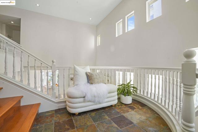 661 Via Rialto, Oakland CA: https://media.crmls.org/mediaz/22f91707-918f-4456-ba30-191fee2bf077.jpg