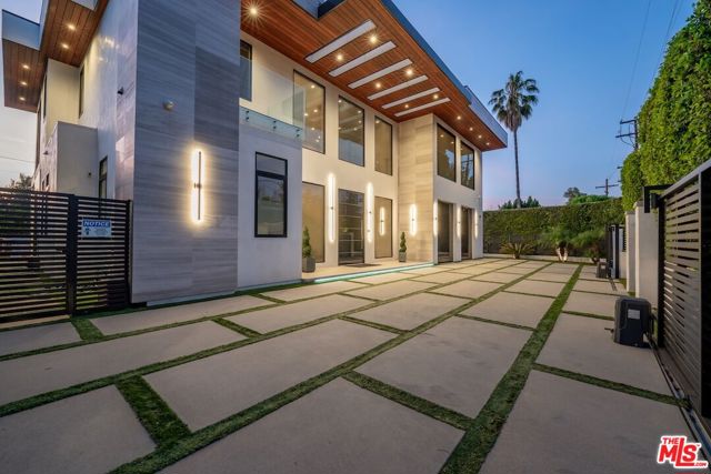 4049 Coldwater Canyon Avenue, Studio City CA: https://media.crmls.org/mediaz/22fad9da-0553-4939-8ad3-38e8b4fbe93a.jpg