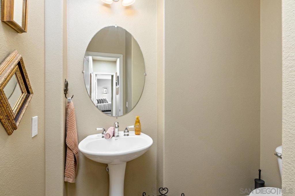 https://media.crmls.org/mediaz/22fbf6a2-40e5-4892-a979-cc8734e91fef.jpg?preset=X-Large