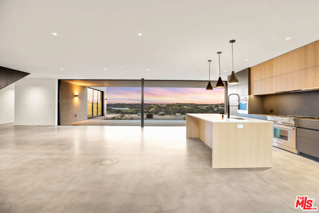 1448 STRADELLA Road, Los Angeles CA: https://media.crmls.org/mediaz/22fc8c4a-3678-4ecf-a214-f406fec5450f.jpg