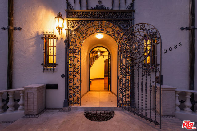 2086 S Oak Knoll Avenue, San Marino CA: https://media.crmls.org/mediaz/22fce302-0ef3-4fcd-a190-32cfab843ba9.jpg