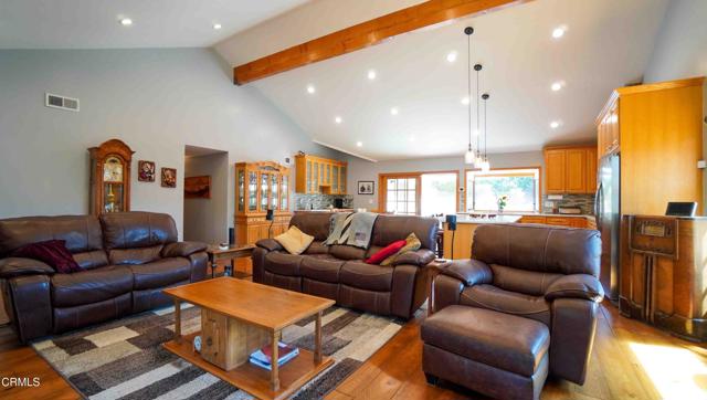 1542 Uppingham Drive, Thousand Oaks CA: https://media.crmls.org/mediaz/22fde00d-6423-40fc-99c3-fc780d8676d5.jpg