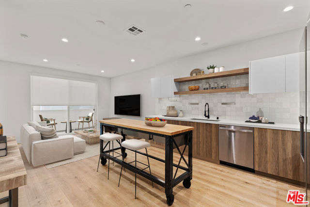 5832 Virginia Avenue, Los Angeles CA: https://media.crmls.org/mediaz/22fdf14c-1dcf-4843-958c-3329ecac8829.jpg