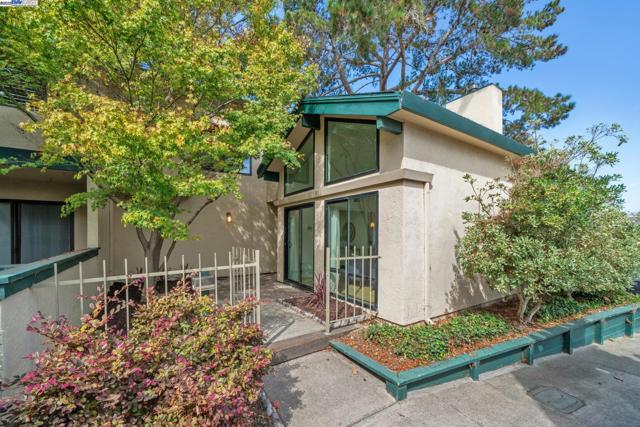 101 Carob Ln, Alameda CA: https://media.crmls.org/mediaz/22fe0b71-366f-4b71-8481-43af2a349319.jpg
