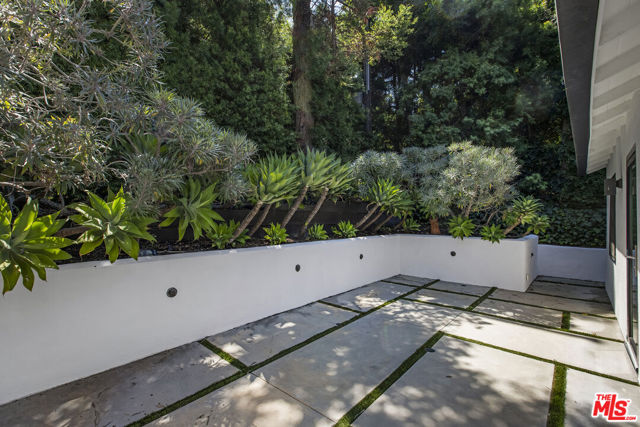 2425 Rinconia Drive, Los Angeles CA: https://media.crmls.org/mediaz/22fe0e55-28e6-478e-9420-8258514f6845.jpg