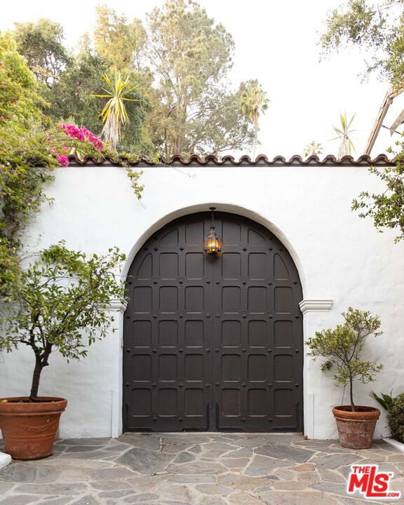 2666 Aberdeen Avenue, Los Angeles CA: https://media.crmls.org/mediaz/22fe2abd-ddae-4616-83d7-5ec9a5fd979f.jpg