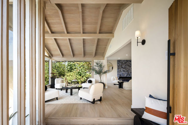 9425 Gierson Avenue, Chatsworth CA: https://media.crmls.org/mediaz/22fe2c0c-af2a-4993-a2c4-04acc9c78df9.jpg