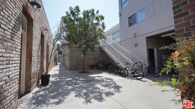 922 W 23Rd Street, Los Angeles CA: https://media.crmls.org/mediaz/22ff0218-4547-4cfe-82b0-d1c1b41f6bde.jpg
