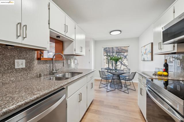 92 Schooner Ct, Richmond CA: https://media.crmls.org/mediaz/22ff35a5-ae91-4425-a609-7edee0897618.jpg