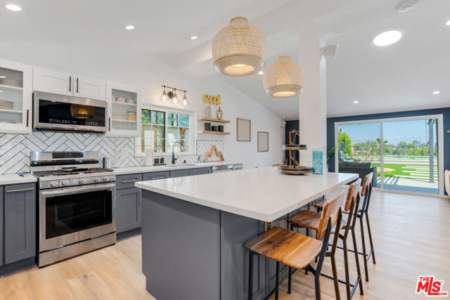 5835 Mcdonie Avenue, Woodland Hills CA: https://media.crmls.org/mediaz/2300aff4-feb8-4f48-a3f9-8b495ed91e13.jpg