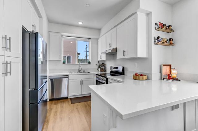 Detail Gallery Image 5 of 30 For 402 Creekside Cir, San Diego,  CA 92114 - 3 Beds | 3 Baths