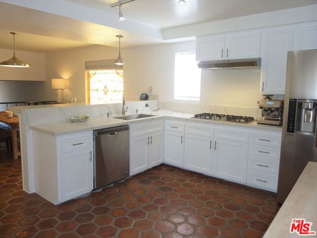 13065 Mindanao Way, Marina del Rey CA: https://media.crmls.org/mediaz/23013c3a-c396-42bc-b277-7605e795cac2.jpg