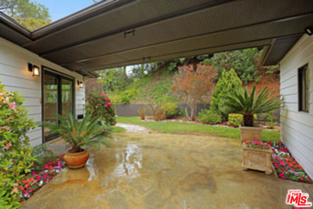 8049 Briar Summit Drive, Los Angeles CA: https://media.crmls.org/mediaz/2301ad6b-0bcb-4a61-84dc-5a41cd2205c7.jpg