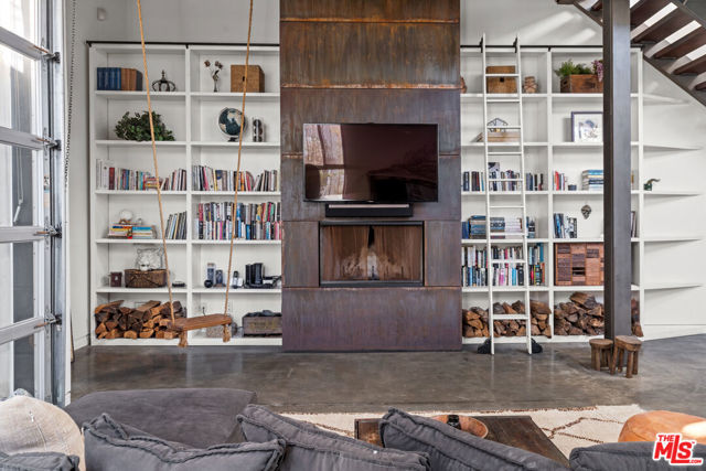 25 Brooks Avenue, Venice CA: https://media.crmls.org/mediaz/23022c41-6b5c-4f50-812b-b4360c764579.jpg