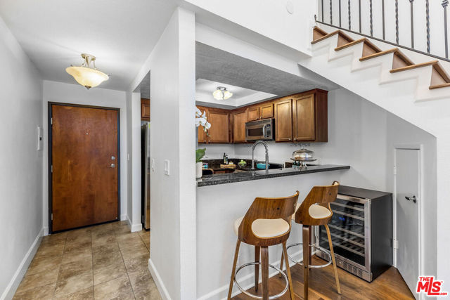 1633 S Bentley Avenue, Los Angeles CA: https://media.crmls.org/mediaz/23023e54-93ca-4f01-b5fe-d6e25f5a311f.jpg