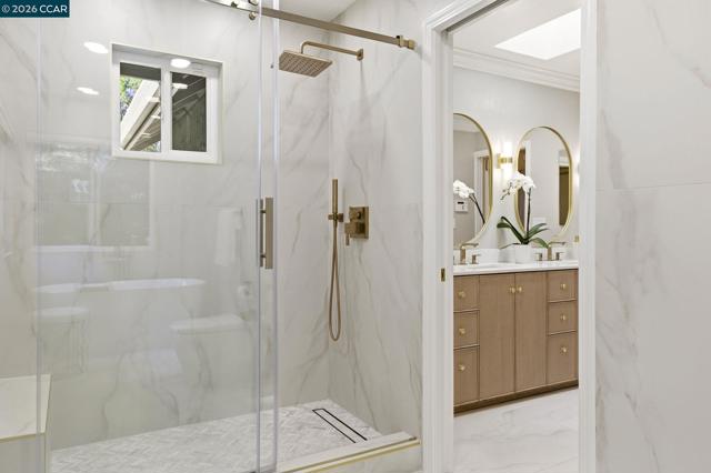 Image 21 of 50 For 725 Castle Rock Rd