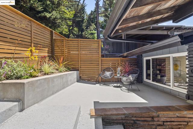 5920 Ascot Dr, Oakland CA: https://media.crmls.org/mediaz/23039dd7-7562-4907-a204-fbf2f545dc29.jpg