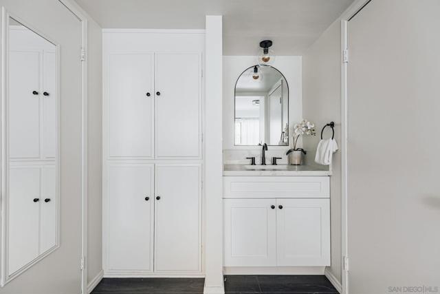 4652 Don Lorenzo Dr, Los Angeles CA: https://media.crmls.org/mediaz/2303a1b4-aaef-4790-8870-4e8fd0f94d30.jpg