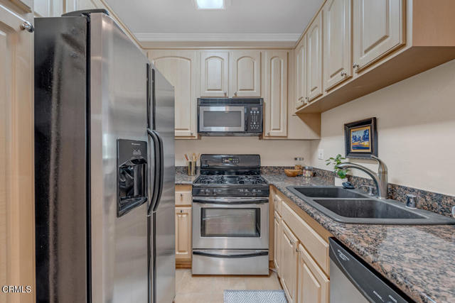 300 N El Molino Avenue, Pasadena CA: https://media.crmls.org/mediaz/2304bb53-956e-41a6-93d3-17d01d0dcbc1.jpg