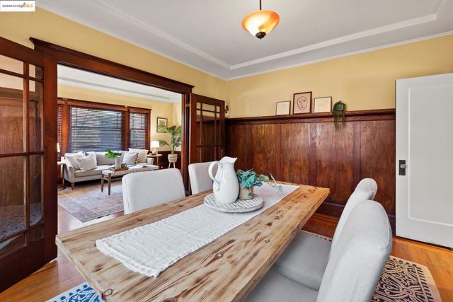 393 43Rd St, Oakland CA: https://media.crmls.org/mediaz/23051dc4-c666-41b9-8ec4-a214affebd75.jpg
