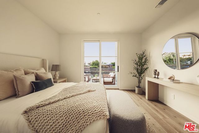 2114 Pier Avenue, Santa Monica CA: https://media.crmls.org/mediaz/2305e49c-f6f1-48e3-97fe-9428376cfef4.jpg