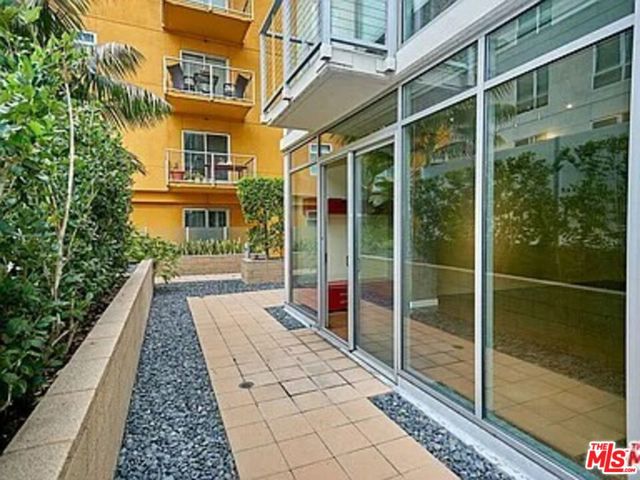 645 W 9th Street, Los Angeles CA: https://media.crmls.org/mediaz/2305eb7c-ca5d-4c49-92ae-525654d5c6fa.jpg