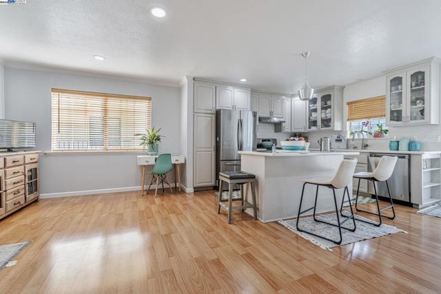 1127 Madera Ave, Menlo Park CA: https://media.crmls.org/mediaz/23068356-922b-4113-847d-61cbbf5efdfd.jpg