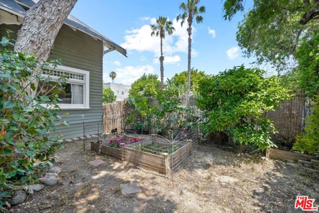 541 S Coronado Street, Los Angeles CA: https://media.crmls.org/mediaz/23072b19-8308-4dc7-9647-95244a0038e1.jpg