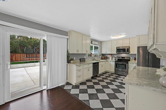 7845 Ironwood Dr, Dublin CA: https://media.crmls.org/mediaz/230a982b-c245-482a-bd01-1fe781efe199.jpg