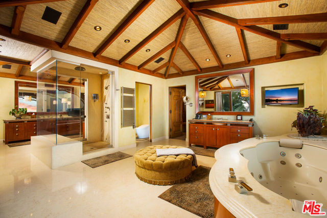 10066 Cielo Drive, Beverly Hills CA: https://media.crmls.org/mediaz/230ba3c8-adbc-4ac6-8443-f2c975c3c2df.jpg