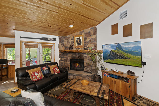43259 Bow Canyon Road, Big Bear CA: https://media.crmls.org/mediaz/230cf2b3-9fc0-4b41-80fa-b7c13d3f52d8.jpg